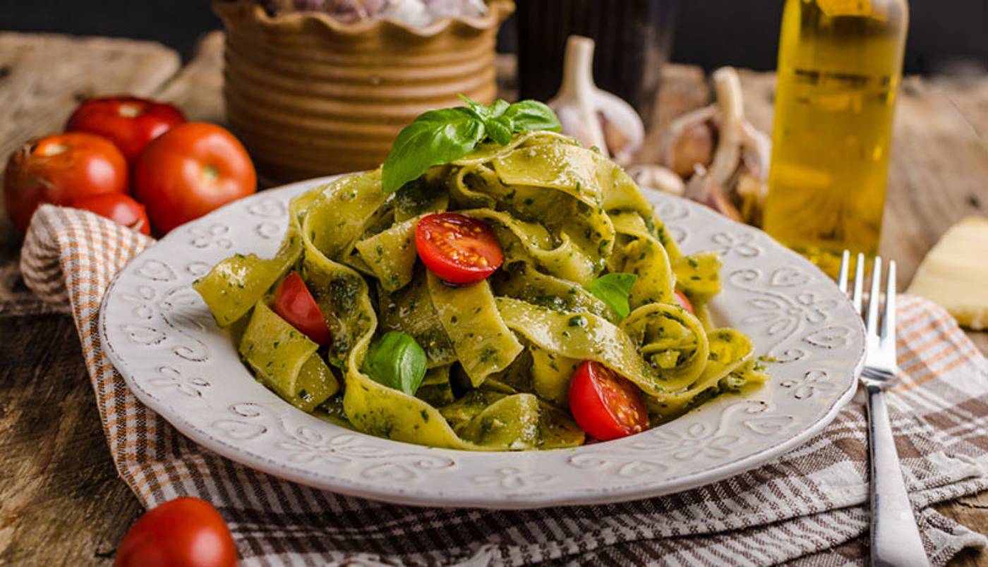 Tagliatelle con pesto e pomodorini arrostiti