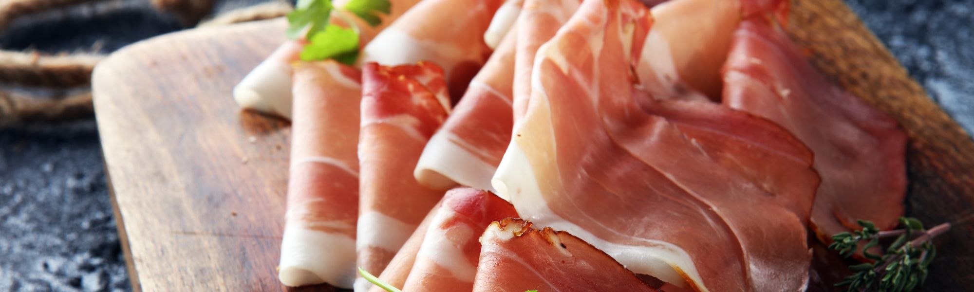 Prosciutto crudo na&nbsp;desce